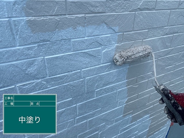 名取市の外壁塗装で中塗りと上塗りを丁寧に施工し、凹凸外壁の塗膜を整えた現場